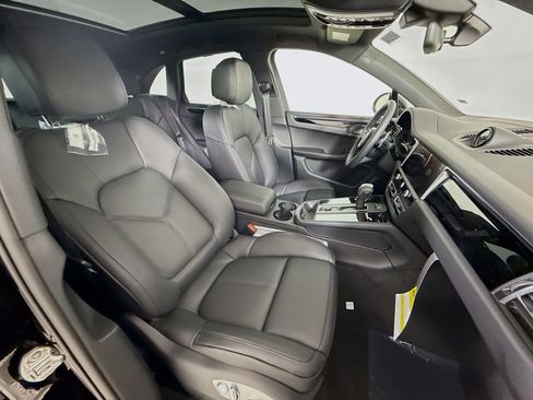 Certified 2025 Porsche Macan image 22
