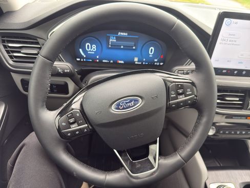 Used 2023 Ford Escape Platinum w/ Premium Technology Package image 18
