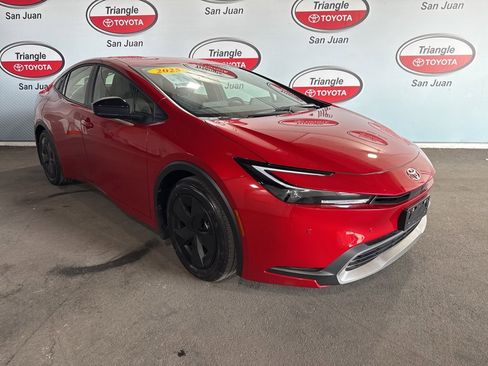 Used 2025 Toyota Prius Plug-In Hybrid image 3