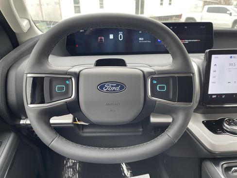 New 2026 Ford Expedition Active image 18