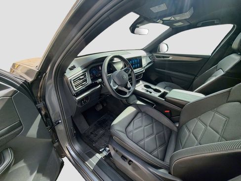 Certified 2024 Volkswagen Atlas Cross Sport SE FWD image 9