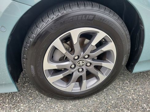 Used 2021 Toyota Prius XLE image 17