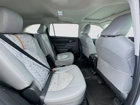 Used 2023 Toyota Highlander Bronze Edition image 21