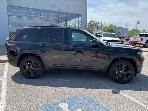 New 2025 Jeep Grand Cherokee Altitude AWD/4WD image 32