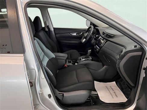 Used 2020 Nissan Rogue SV image 9