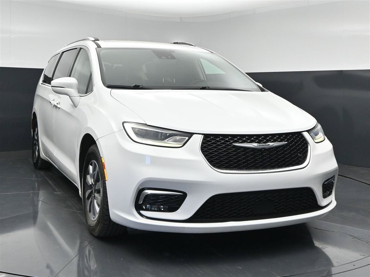 Used 2021 Chrysler Pacifica Touring-L FWD image 1