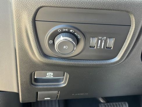 Used 2023 Jeep Grand Cherokee Limited w/ Luxury Tech Group II image 16