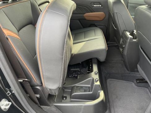Used 2024 GMC Canyon AT4 w/ AT4 Premium Package AWD/4WD image 12