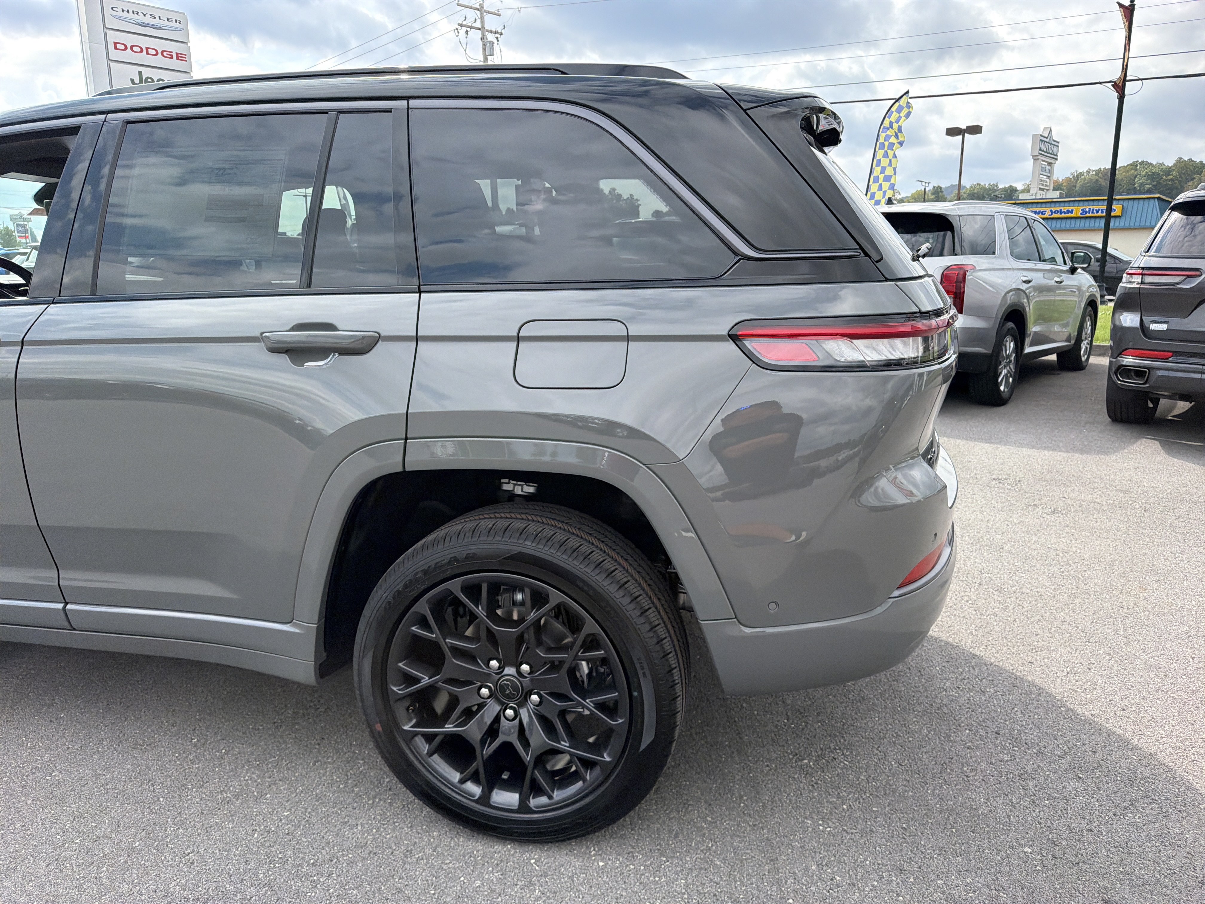 New 2027 Jeep Grand Cherokee Summit AWD/4WD image 9