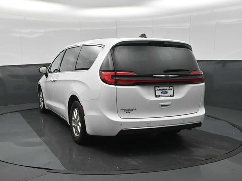 Used 2024 Chrysler Pacifica Touring-L FWD image 7