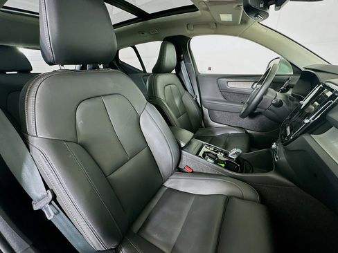 Used 2025 Volvo XC40 B5 Plus AWD/4WD image 33
