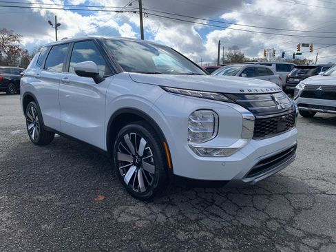 New 2025 Mitsubishi Outlander SE image 1