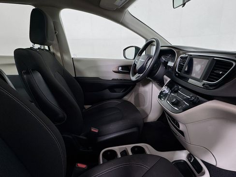Used 2020 Chrysler Voyager LX FWD image 27