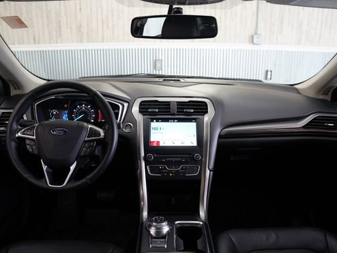 Used 2017 Ford Fusion SE w/ Fusion SE Technology Package image 19