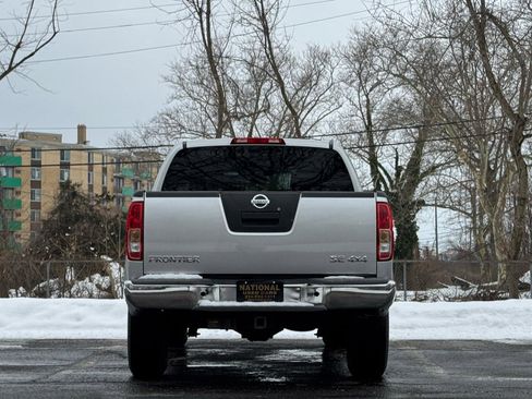 Used 2010 Nissan Frontier SE image 14