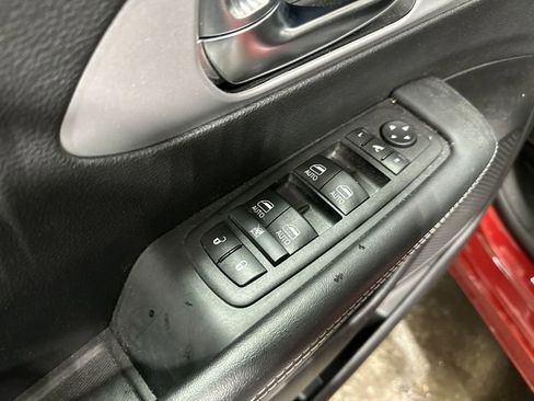 Used 2025 Chrysler Pacifica Limited image 19