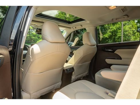 Used 2022 Toyota Highlander XLE FWD image 13