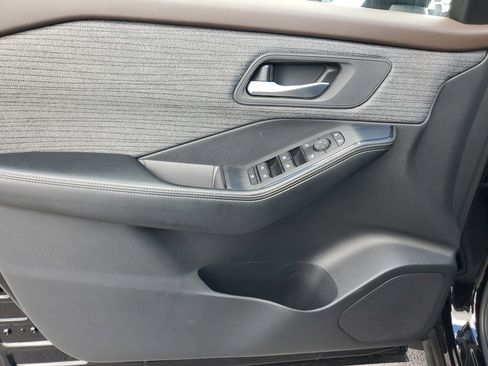 Used 2023 Nissan Rogue SV image 26