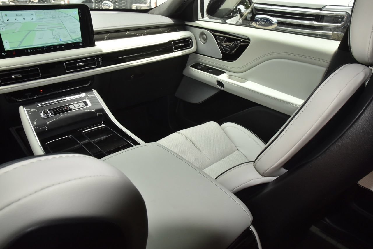 New 2026 Lincoln Aviator Black Label w/ Jet Appearance Package AWD/4WD image 18