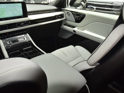 New 2026 Lincoln Aviator Black Label w/ Jet Appearance Package AWD/4WD image 18