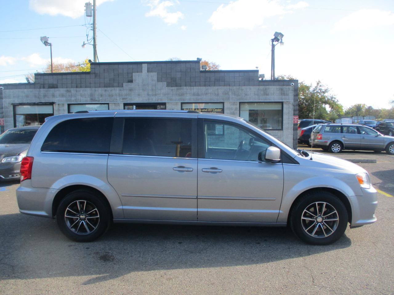 Used 2016 Dodge Grand Caravan SXT FWD image 2