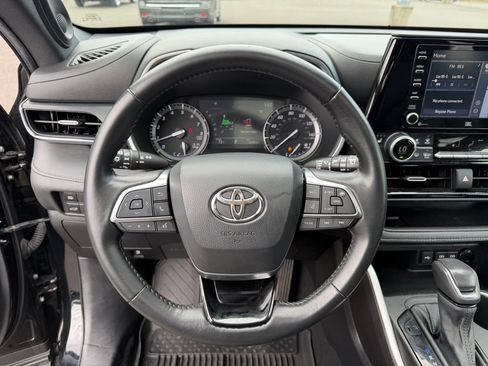 Used 2021 Toyota Highlander XSE AWD/4WD image 19