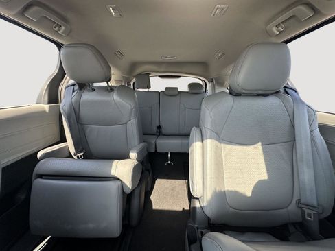 Used 2023 Toyota Sienna Limited image 13