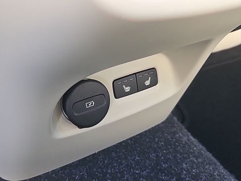 Used 2025 Volvo XC40 B5 Ultra w/ Climate Package image 14