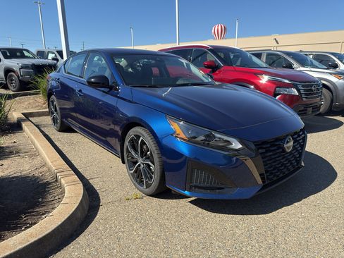 Used 2023 Nissan Altima 2.5 SR w/ SR Premium Package FWD image 3