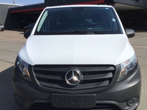 Used 2022 Mercedes-Benz Metris image 2