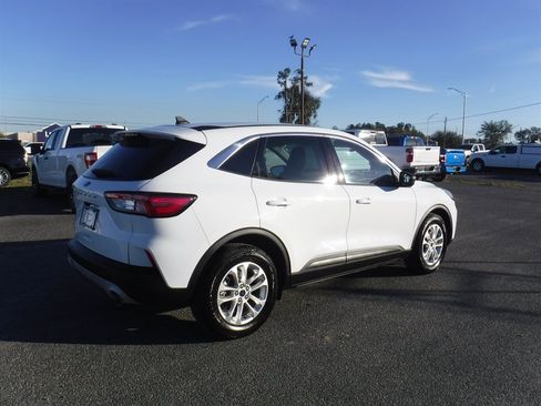 Used 2022 Ford Escape SE image 2