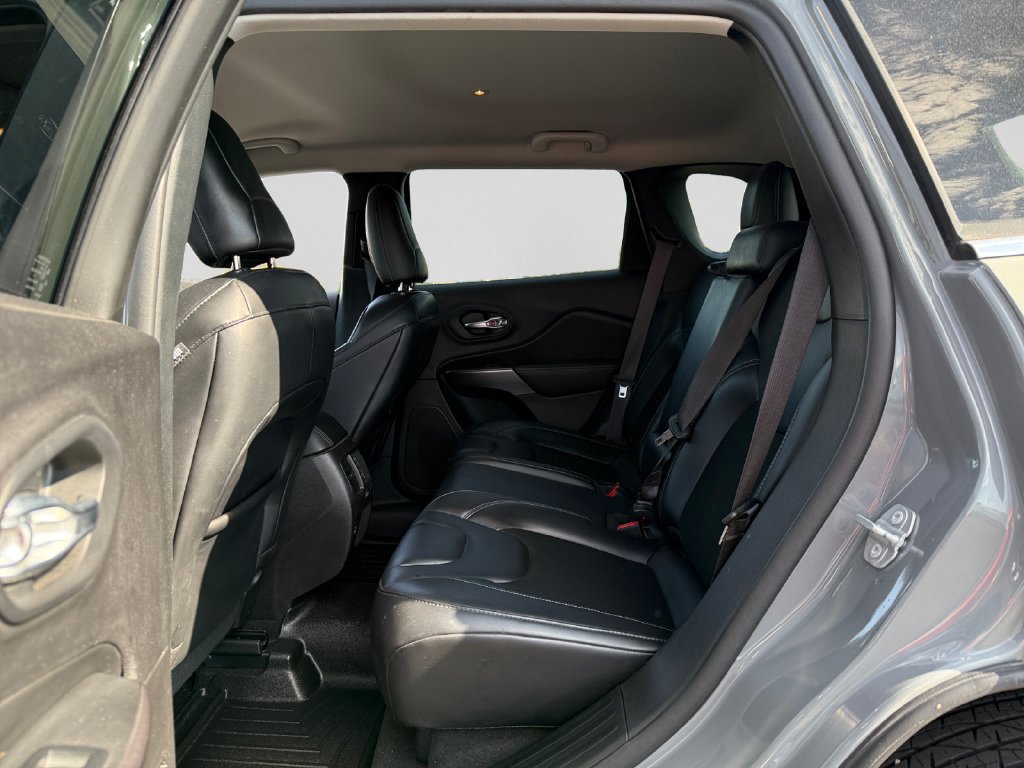 Used 2021 Jeep Cherokee Latitude Plus AWD/4WD image 37