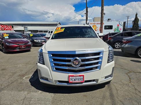 Used 2015 Cadillac Escalade Luxury image 2