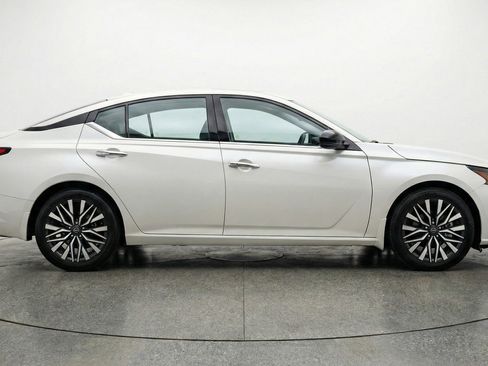 Used 2025 Nissan Altima 2.5 SV image 11