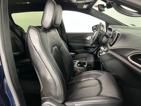 Certified 2024 Chrysler Pacifica Limited image 34