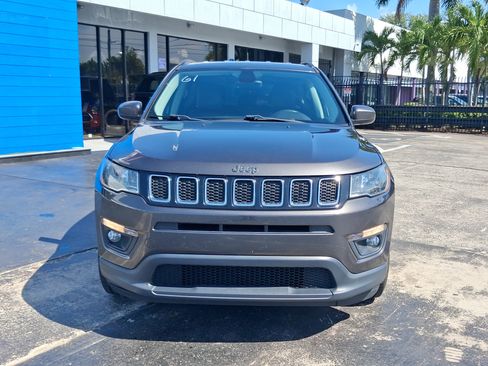 Used 2018 Jeep Compass Latitude w/ Popular Equipment Group FWD image 3