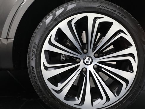 Certified 2021 Bentley Bentayga image 17