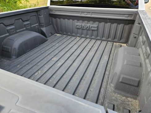 Used 2022 GMC Sierra 1500 SLT w/ X31 Off-Road Package image 9