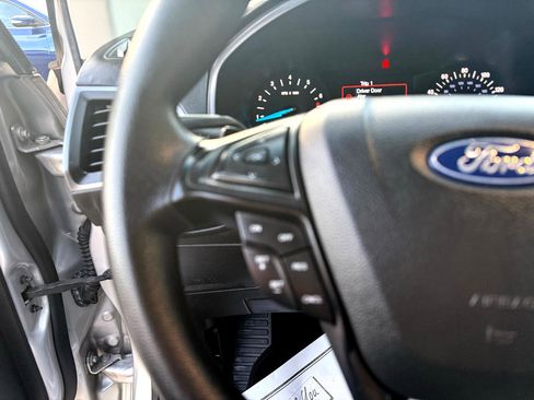 Used 2019 Ford Edge SE image 17