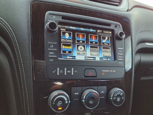 Used 2017 Chevrolet Traverse LT w/ Style and Technology Package FWD image 4