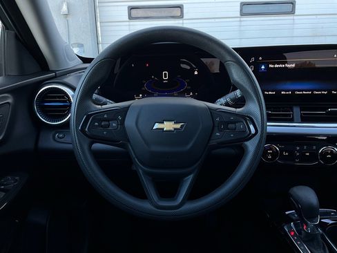 Used 2025 Chevrolet Trax LT image 31