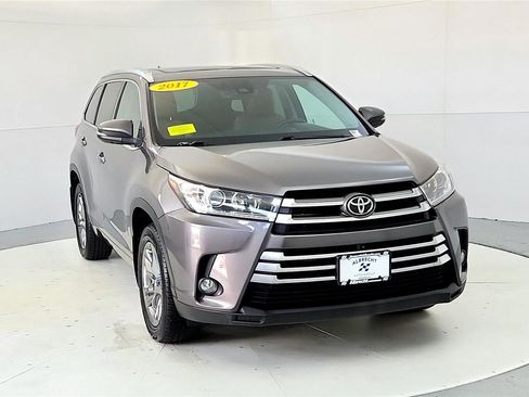 Used 2017 Toyota Highlander Limited Platinum image 2