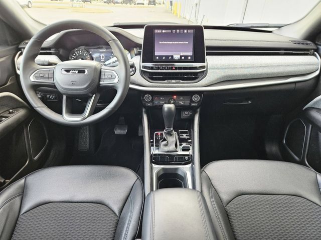 Used 2025 Jeep Compass Latitude AWD/4WD image 15