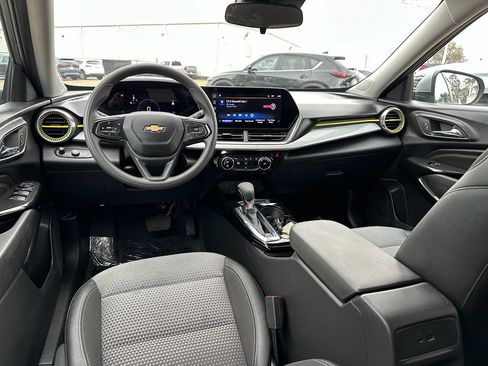 Used 2025 Chevrolet Trax LT image 10