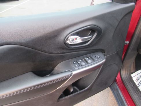 Used 2021 Jeep Cherokee Latitude w/ Mopar Interior Package AWD/4WD image 10