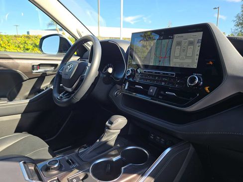 Certified 2022 Toyota Highlander Platinum image 10