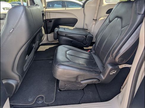 Used 2020 Chrysler Pacifica Touring-L FWD image 15