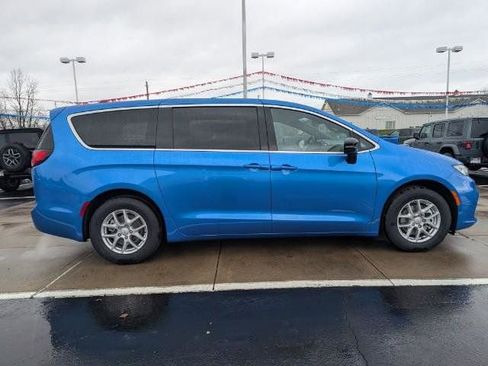 New 2026 Chrysler Pacifica Select image 2