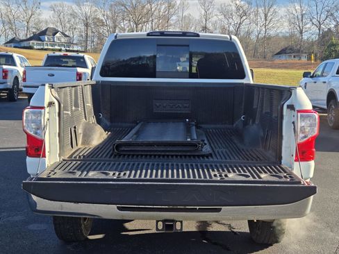 Used 2017 Nissan Titan SV image 6