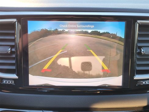 Used 2025 Chrysler Pacifica Select image 18